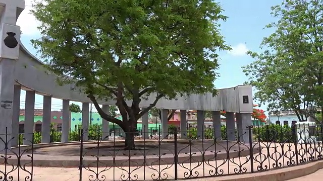 古巴圣克拉拉:以城市基础纪念碑为特色的“卡门”公园视频素材