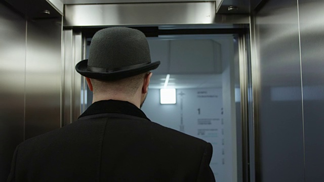 站在电梯里的男人视频下载