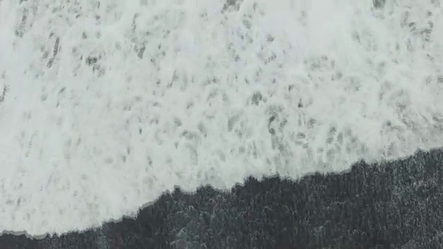 冰岛黑沙滩海浪鸟瞰图视频素材