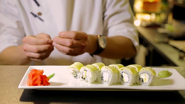 厨师用寿司来装饰盘子视频素材
