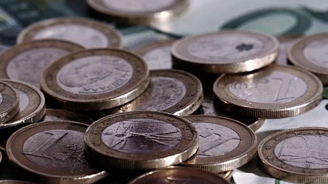 欧元硬币落在欧元纸币上视频下载