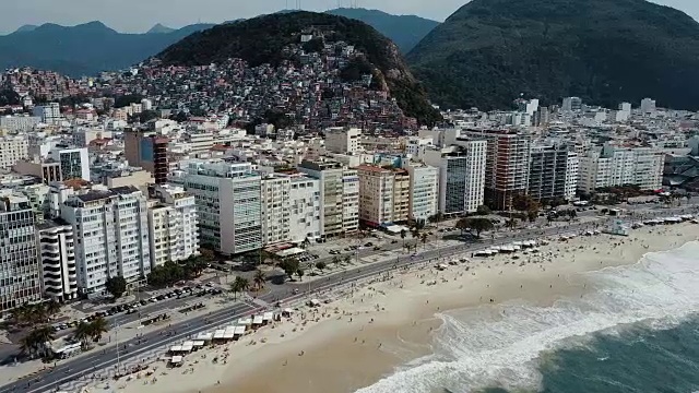 无人机拍摄的科帕卡巴纳海滩，巴西里约热内卢视频素材