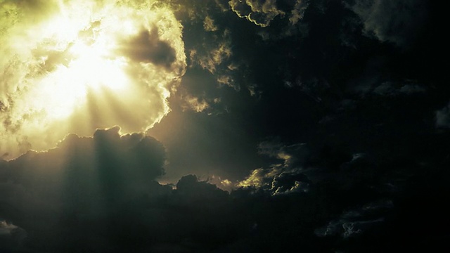 日落时的天空背景。金色的云带着上帝的光芒。视频素材