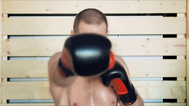 在拳击馆里训练的年轻男子运动员视频素材