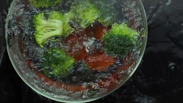 洗新鲜蔬菜的慢动作视频视频素材