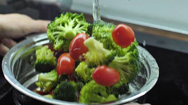 洗花椰菜和樱桃番茄的慢动作录像视频素材