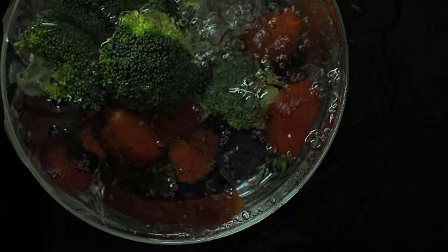 洗新鲜蔬菜的慢动作视频视频素材