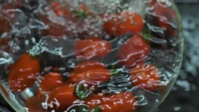 樱桃番茄泼水的慢动作视频视频素材
