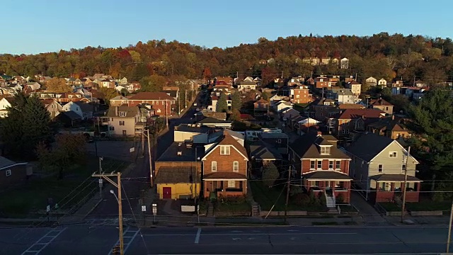 典型的宾夕法尼亚小镇在日落时的侧面视图视频素材