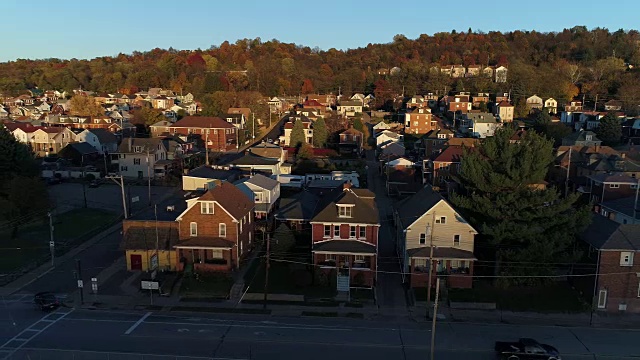 日落时分，向后上升的空中拍摄宾夕法尼亚州小镇视频素材