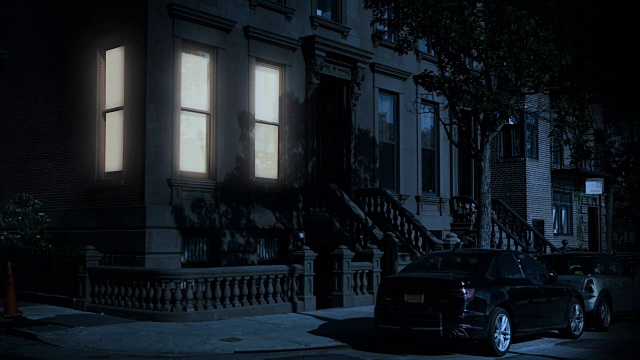 夜间拍摄典型的布鲁克林褐石屋一楼公寓视频素材