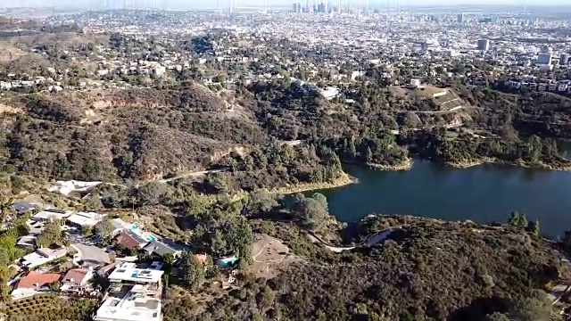 洛杉矶和好莱坞山脉的鸟瞰图视频下载