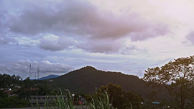 山在一个雾蒙蒙的早晨延时与戏剧性的天空在自然界视频素材