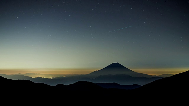 从日本阿尔卑斯山脉的高峰上看富士山视频素材