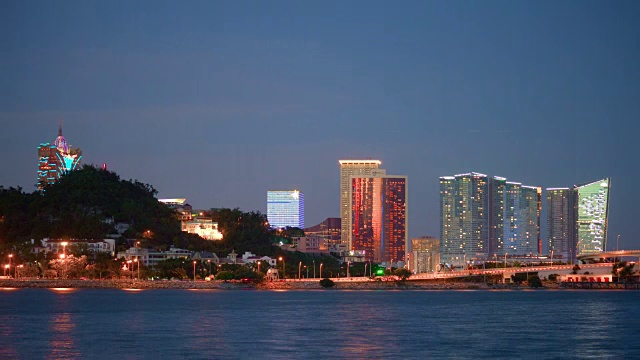 中国暮光珠海湾澳门城著名酒店海岸线全景4k时间视频下载