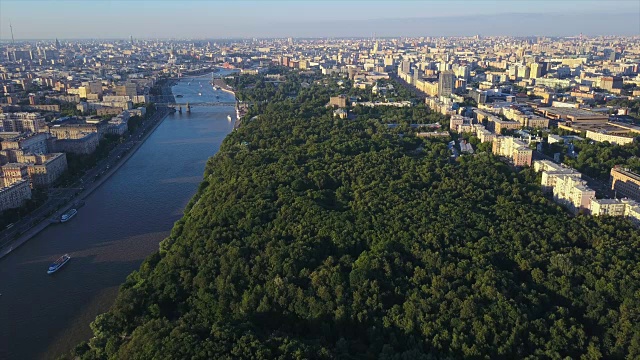 俄罗斯日落时间莫斯科城市景观著名的高尔基公园河边航拍全景4k视频下载