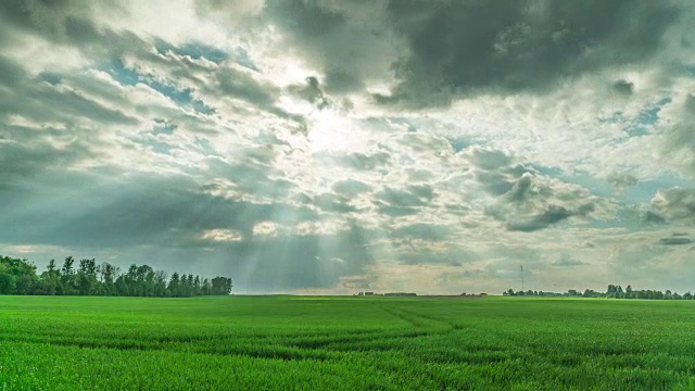 绿色的田野和壮观的天空，延时拍摄视频下载