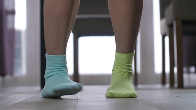 女人的脚在不匹配的袜子跳舞视频下载