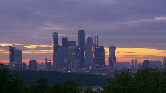 俄罗斯日落天空莫斯科城市现代街区屋顶空中全景4k视频下载