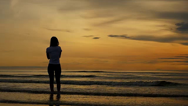 女人站在海洋上视频素材