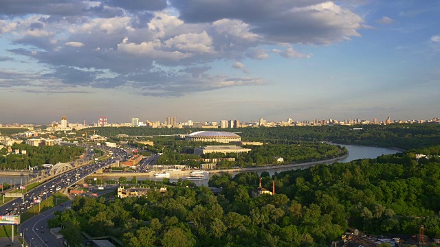 俄罗斯日落时间莫斯科著名的卢日尼基体育场麻雀山屋顶全景4k视频素材