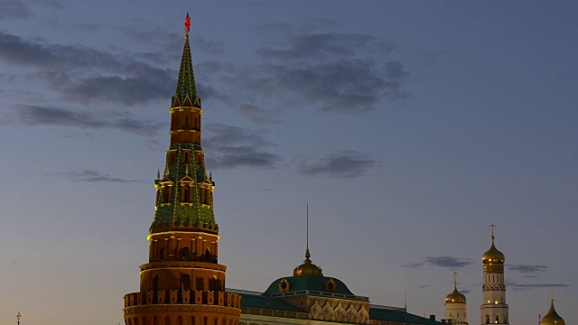 俄罗斯日落天空夜晚时间莫斯科河克里姆林宫塔顶全景4k视频素材