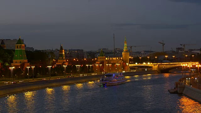 俄罗斯日落夜晚时间莫斯科克里姆林宫墙河交通大桥全景4k视频素材