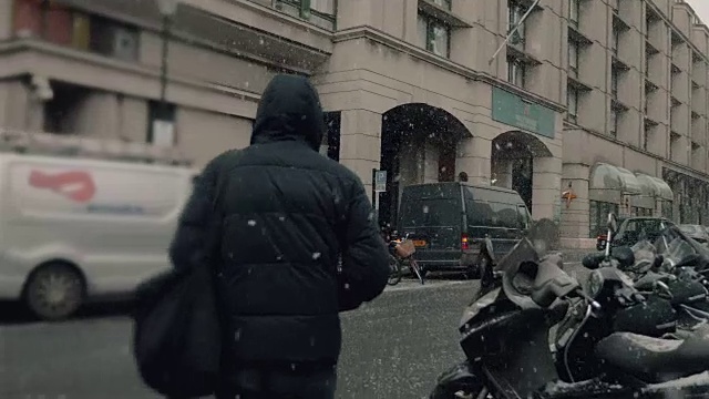 一个年轻人在冬天走在街上视频素材