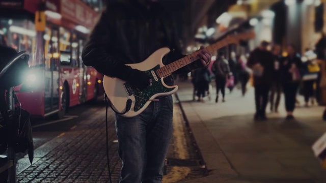 街头吉他手在晚上演奏视频素材