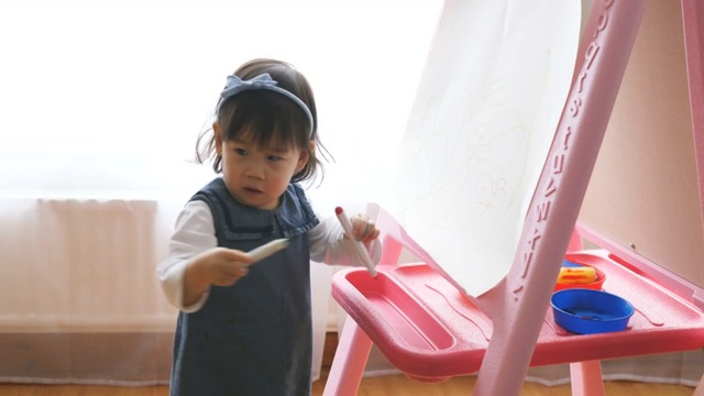 小女孩在家画画视频下载