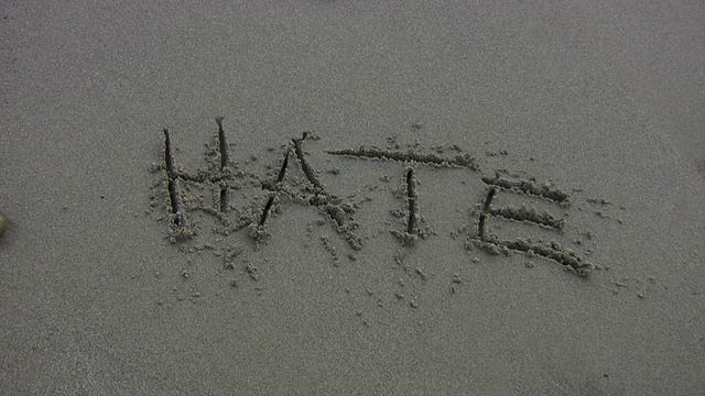 沙滩上的“仇恨”被冲走了视频下载
