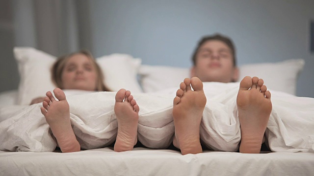 睡觉女人挠脚，夫妻放松床，抗菌喷雾效果视频下载