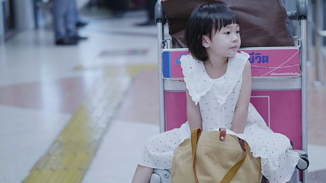 和小女孩的幸福家庭(带行李箱的机场)视频素材