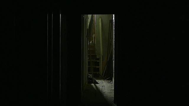 一个黑暗的走廊，灯光在尽头视频素材