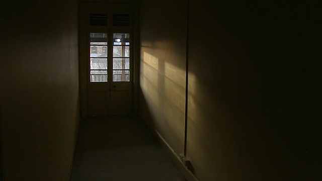 一个黑暗的走廊，灯光在尽头视频素材