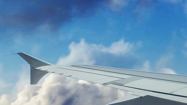 喷气机翼穿越云层(较低)视频素材