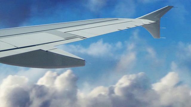 喷气式飞机飞越云层(左)视频素材