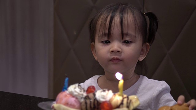 孩子和蛋糕的生日视频素材