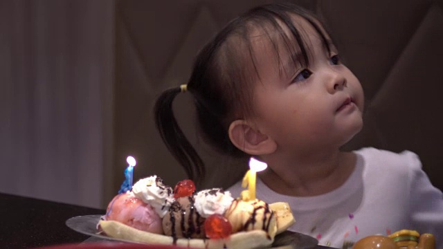 孩子和蛋糕的生日视频素材