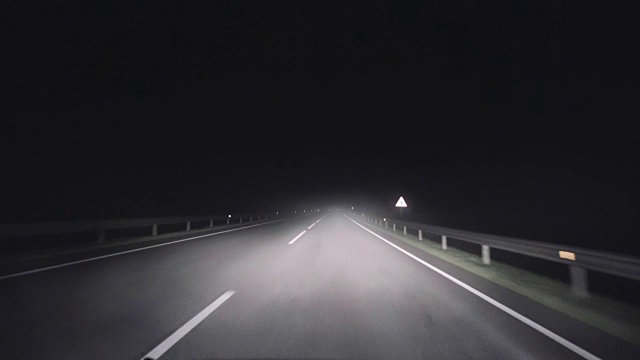 雾中夜晚乡村道路上的旅行视频素材