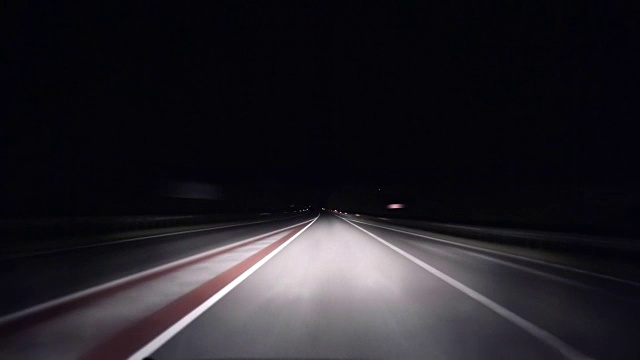 在夜间的乡村公路上旅行，动作很快视频素材