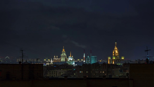夜晚照亮了莫斯科著名的斯大林建筑屋顶全景，4k时间流逝的俄罗斯视频下载