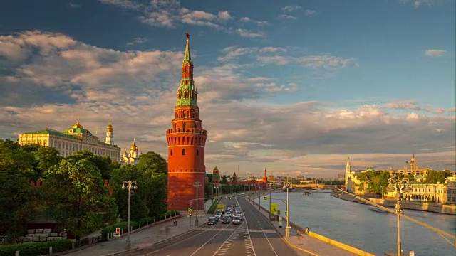 日落天空莫斯科河边克里姆林宫交通海湾全景4k时间流逝俄罗斯视频素材