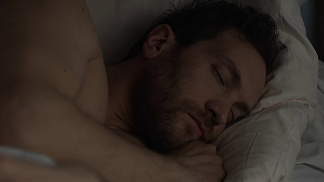 平静的胡子男人睡在床上，张开嘴呼吸，健康的睡眠视频素材