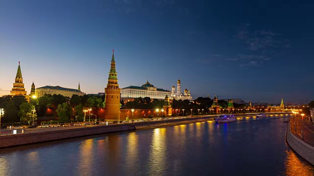 日落黄昏莫斯科河克里姆林宫交通海湾全景4k时间流逝俄罗斯视频素材
