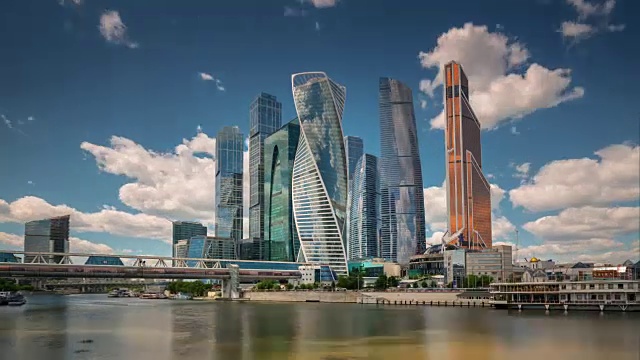 夏日阳光明媚的一天莫斯科现代城市河边全景4k时间流逝俄罗斯视频素材