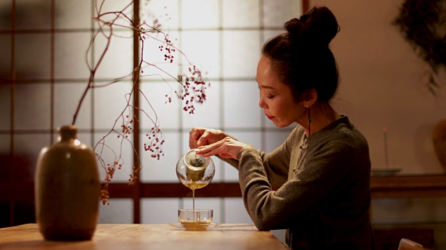 日本京都，日本妇女在传统的房子里喝茶视频下载