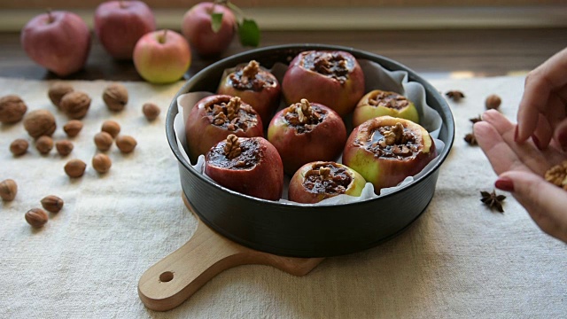 红苹果、果酱和坚果是健康的甜点视频下载