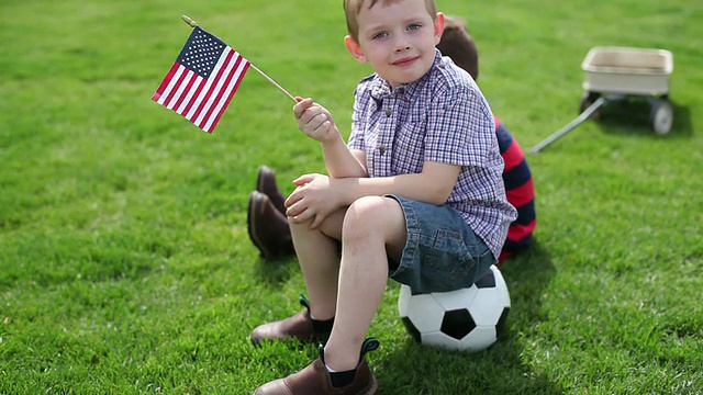 小男孩挥舞着美国国旗视频素材