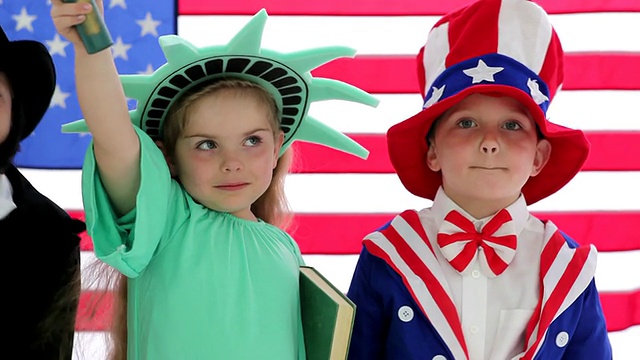 孩子们装扮成爱国的人物视频素材